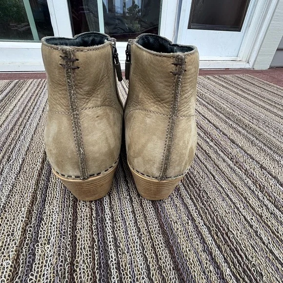 Dansko Maria boot. Size 38. Taupe. GUC. Super comfy - Picture 3 of 6